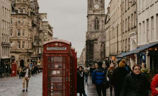 Telefooncellen in een winkelstraat in Edinburgh